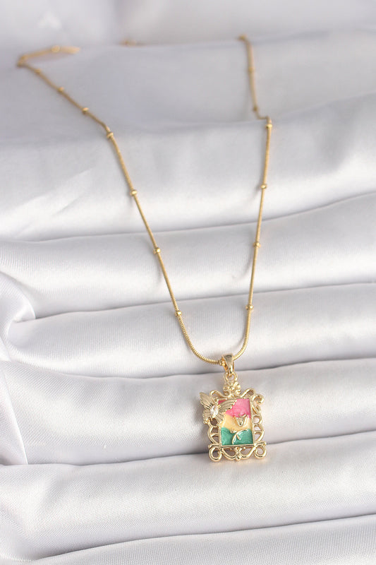 BKO10024 - 316L Çelik Gold Renk Renkli Zirkon Taşlı Kelebek İşlemeli Portre Model Kadın Kolye