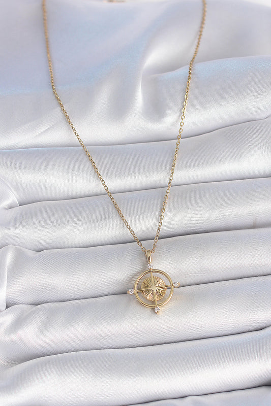 BKO10039 - 316L Çelik Gold Renk Zincir Zirkon Taşlı Pusula Model Kadın Kolye