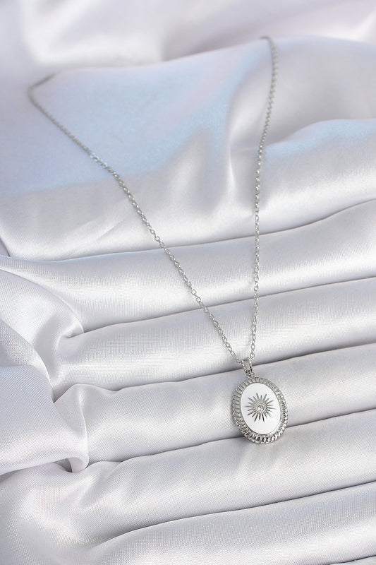 BKO10054 - 316L Çelik Gümüş Renk Beyaz Mineli Güneş İşlemeli Nazar Boncuk Detay Madalyon Model Kadın Kolye