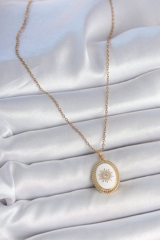 BKO10055 - 316L Çelik Gold Renk Zincir Beyaz Mineli Güneş İşlemeli Zirkon Taş Detaylı Madalyon Model Kadın Kolye