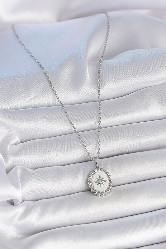 BKO10062 - 316L Çelik Gümüş Renk Zincir Beyaz Mineli Kutup Yıldız İşlemeli Madalyon Model Kadın Kolye
