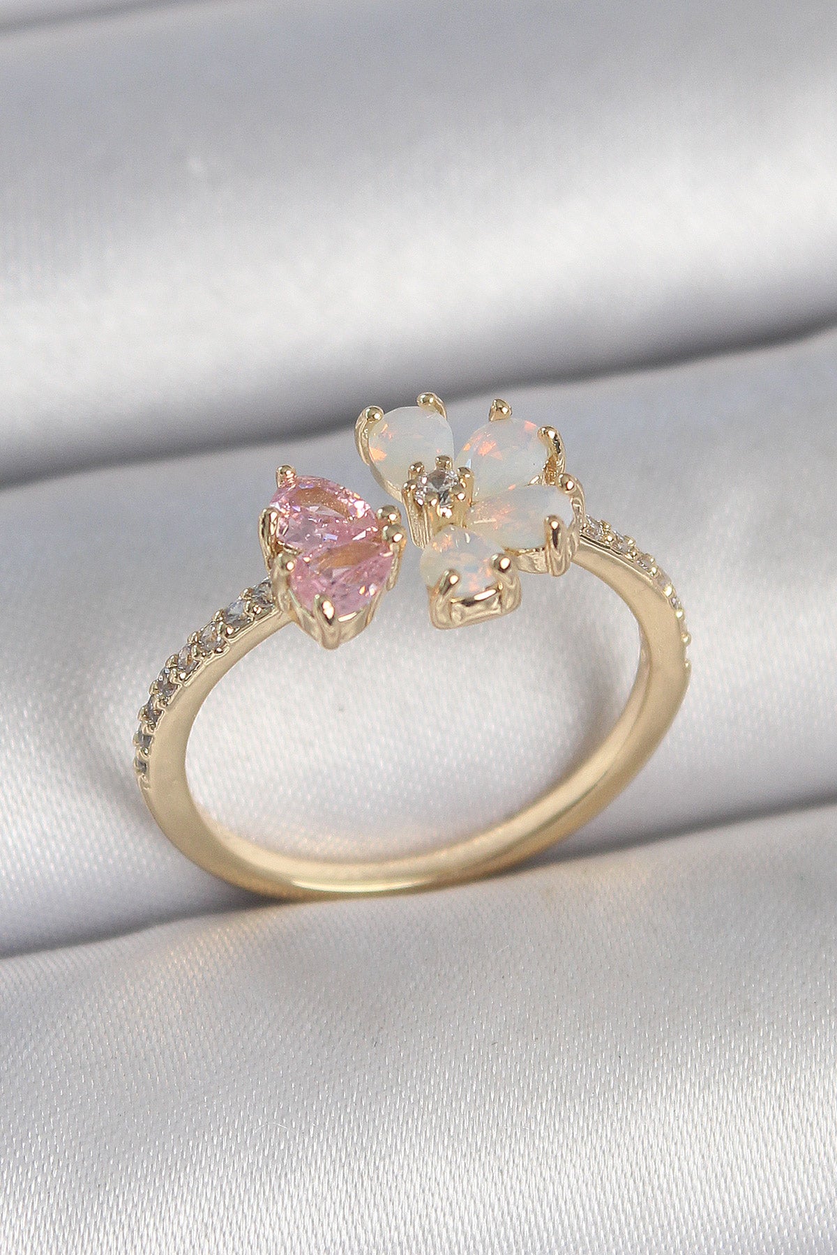 Pirinç Gold Renk Beyaz Mineli Pembe Zirkon Taşlı Çiçek Model Kadın Yüzük - BYK3709