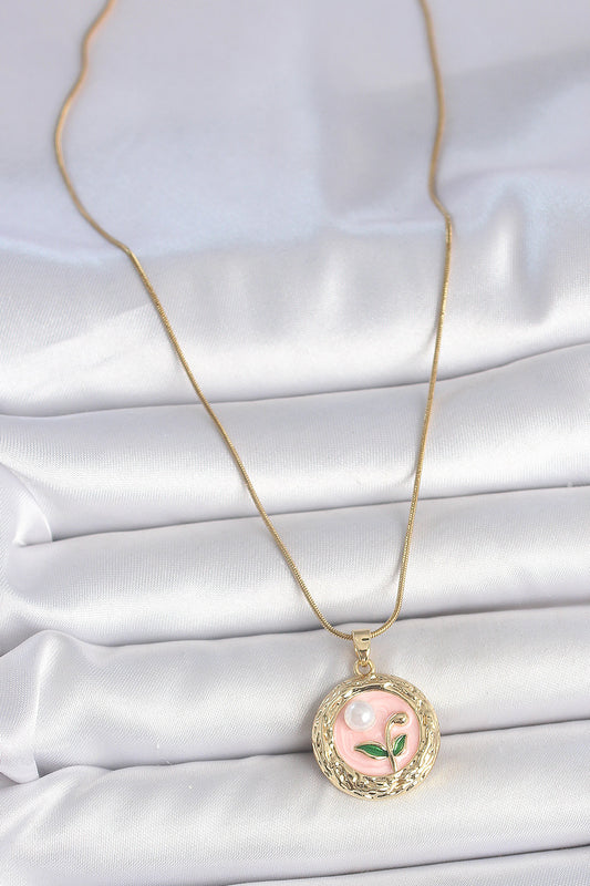 BKO10079 - 316L Çelik Gold Renk Zincir Pembe Çiçek İşlemeli inci Detay Portre Model Kadın Kolye