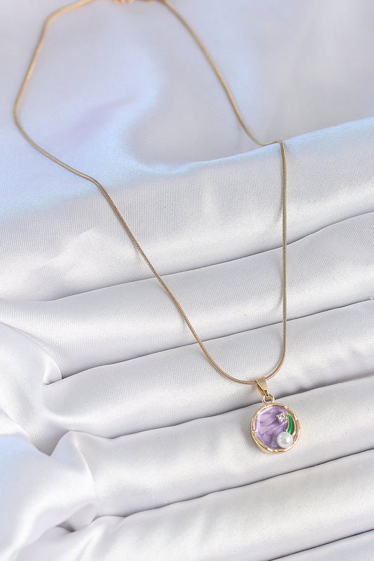 BKO10134 - 316L Çelik Gold Renk Zincir Mor Çiçek İşlemeli Zirkon Taş İnci Detaylı Minimal Portre Model Kadın Kolye