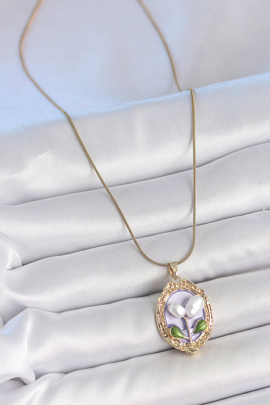 BKO10146 - 316L Çelik Gold Renk Mor İncili Çiçek İşlemeli Portre Model Kadın Kolye