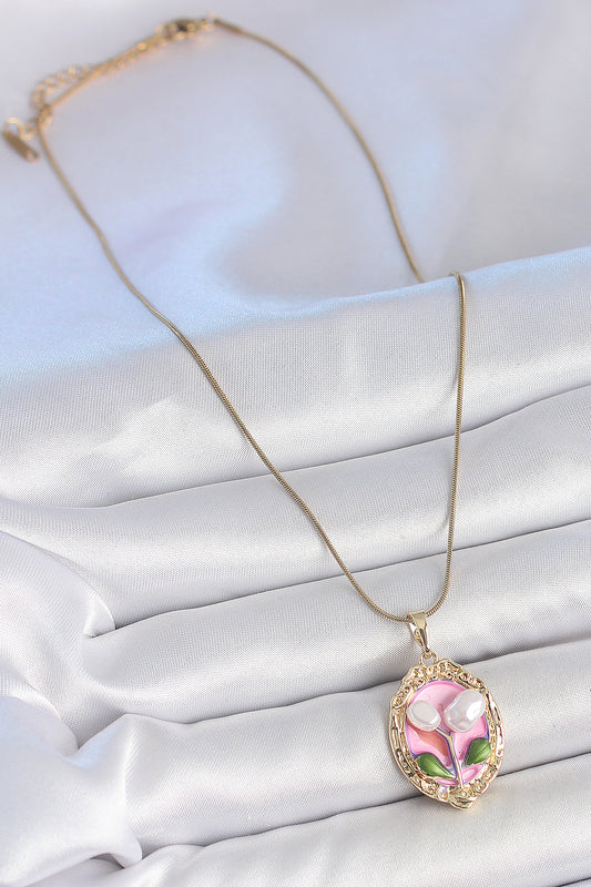 BKO10148 - 316L Çelik Gold Renk Zincir Pembe Mineli İncili Çiçek İşlemeli Portre Model Kadın Kolye