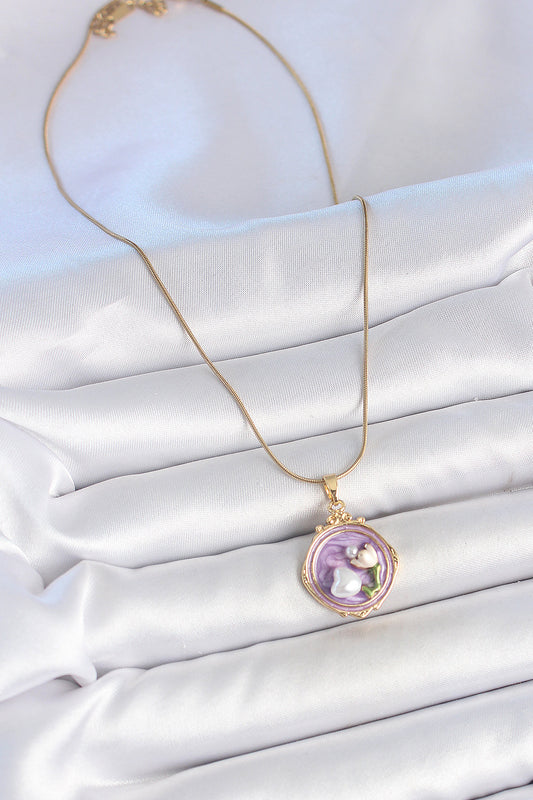 BKO10149 - 316L Çelik Gold Renk Zincir Mor Mineli İncili Çiçek İşlemeli Portre Model Kadın Kolye