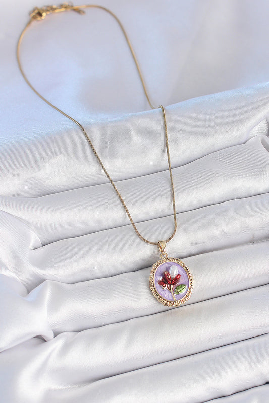 BKO10156 - 316L Çelik Gold Renk Zincir Mor Mineli İncili Çiçek İşlemeli Portre Model Kadın Kolye