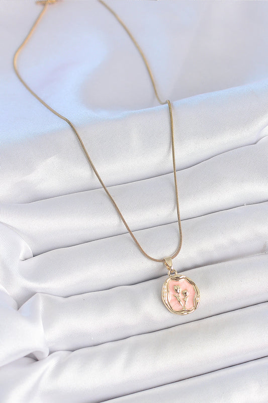 BKO10165 - 316L Çelik Gold Renk Zincir Pembe Mineli Çiçek İşlemeli Portre Model Kadın Kolye