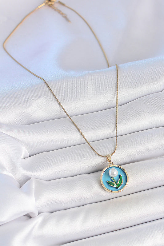 BKO10168 - 316L Çelik Gold Renk Zincir Mavi Mineli İncili Çiçek İşlemeli Portre Model Kadın Kolye