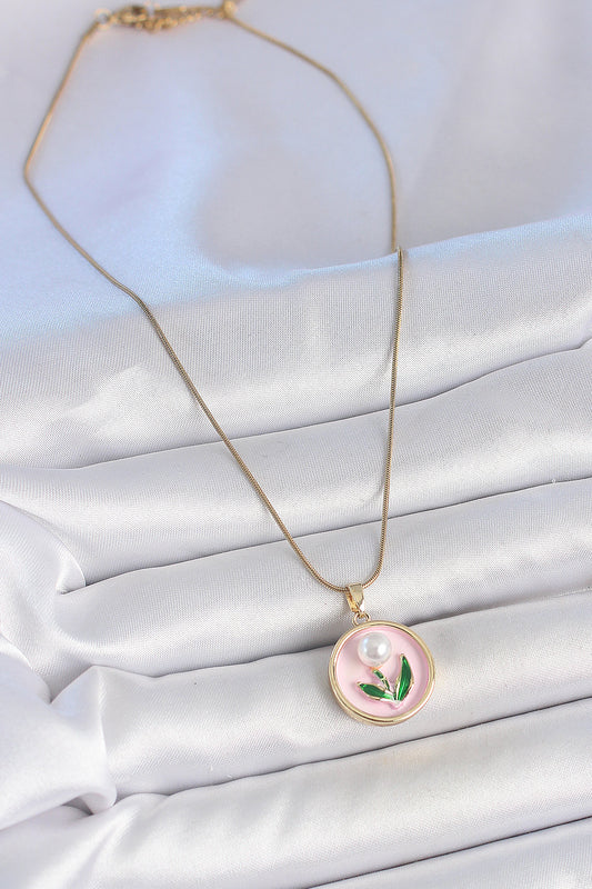 BKO10169 - 316L Çelik Gold Renk Zincir Pembe Mineli İncili Çiçek İşlemeli Portre Model Kadın Kolye