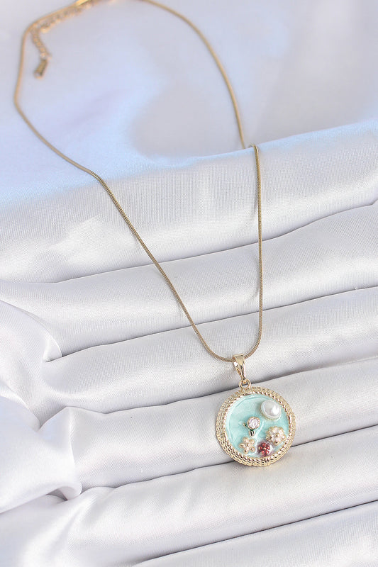 BKO10174 - 316L Çelik Gold Renk Zincir Mavi Mineli İnci Çiçek İşlemeli Zirkon Taş Detaylı Madalyon Model Kadın Kolye