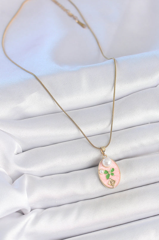 BKO10176 - 316L Çelik Gold Renk Zincir Pembe Mineli Oval İncili Çiçek İşlemeli Portre Model Kadın Kolye