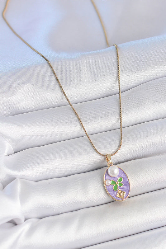BKO10177 - 316L Çelik Gold Renk Zincir Mor Mineli Oval İncili Çiçek İşlemeli Portre Model Kadın Kolye