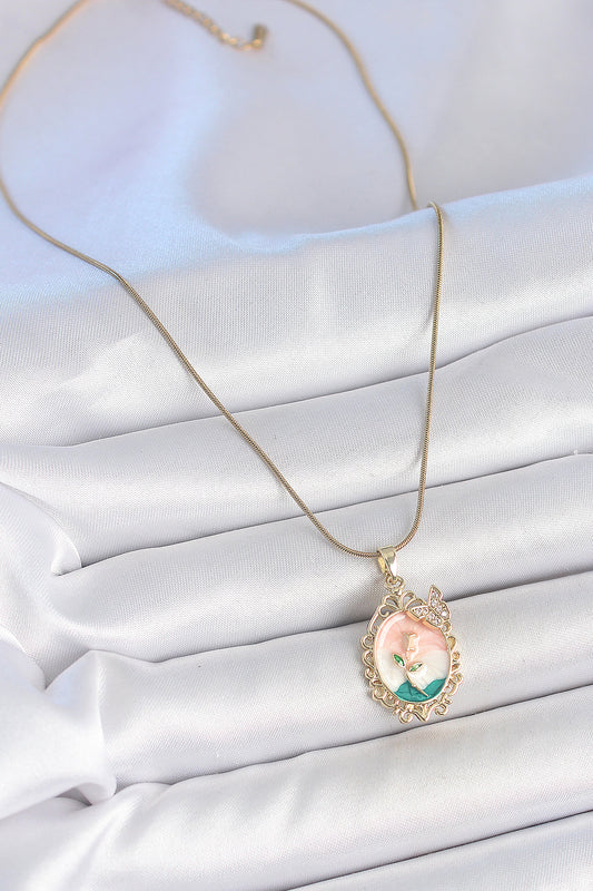 BKO10182 - 316L Çelik Gold Renk Zincir Mix Renk Çiçek İşlemeli Zirkon Taş Detaylı Portre Model Kadın Kolye
