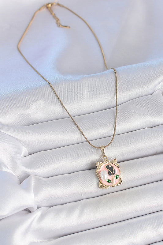 BKO10185 - 316L Çelik Gold Renk Zincir Pembe Mineli Çiçek İşlemli İnci Detay Portre Model Kadın Kolye