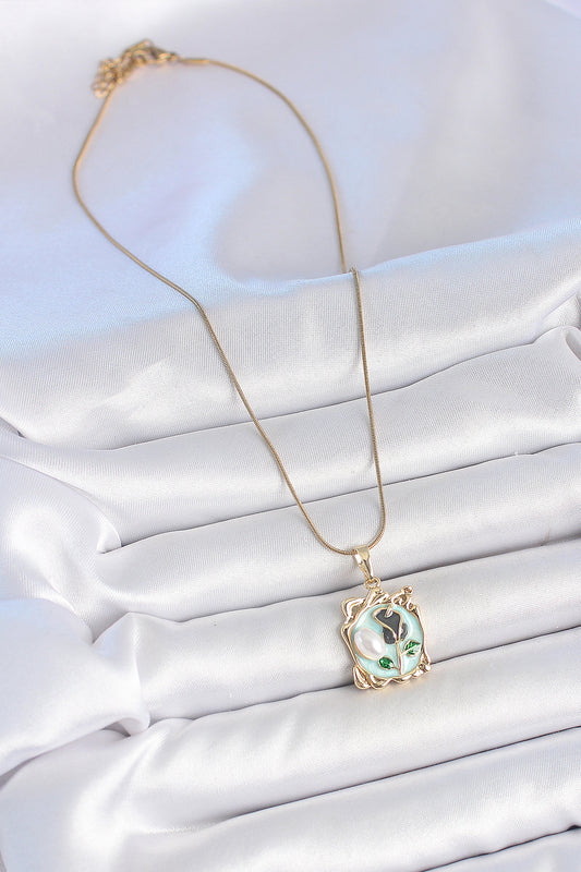 BKO10186 - 316L Çelik Gold Renk Zincir Mavi Mineli Çiçek İşlemeli İnci Detay Portre Model Kadın Kolye