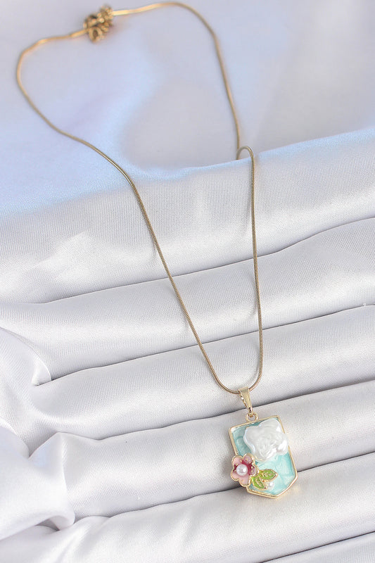 BKO10187 - 316L Çelik Gold Renk Zincir Mavi Mineli İncili Çiçek İşlemeli Portre Model Kadın Kolye