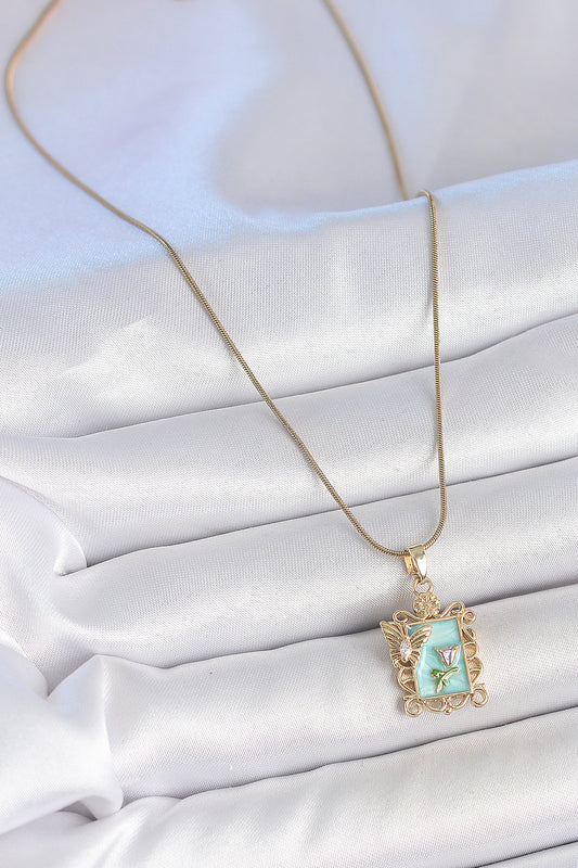 BKO10189 - 316L Çelik Gold Renk Zincir Mavi Mineli Çiçek İşlemeli Zirkon Taşlı Kelebek Detay Portre Model Kadın Kolye