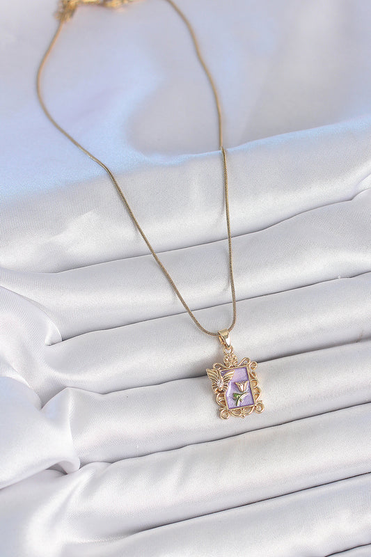 BKO10190 - 316L Çelik Gold Renk Zincir Mor Mineli Çiçek İşlemeli Zirkon Taşlı Kelebek Detay Portre Model Kadın Kolye
