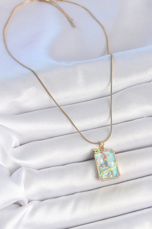 BKO10191 - 316L Çelik Gold Renk Zincir Mavi Mineli İncili Çiçek İşlemeli Portre Model Kadın Kolye