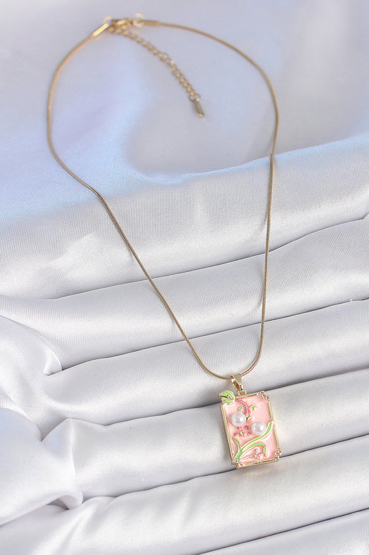 BKO10193 - 316L Çelik Gold Renk Zincir Pembe Mineli İncli Çiçek İşlemeli Portre Model Kadın Kolye