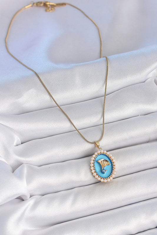 BKO10196 - 316L Çelik Gold Renk Zincir Mavi Mineli İncili Zirkon Taşlı Çiçek İşlemeli Portre Model Kadın Kolye