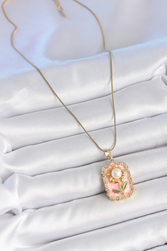 BKO10197 - 316L Çelik Gold Renk Zincir Pembe Mineli İncli Papatya Model Portre Model Kadın Kolye