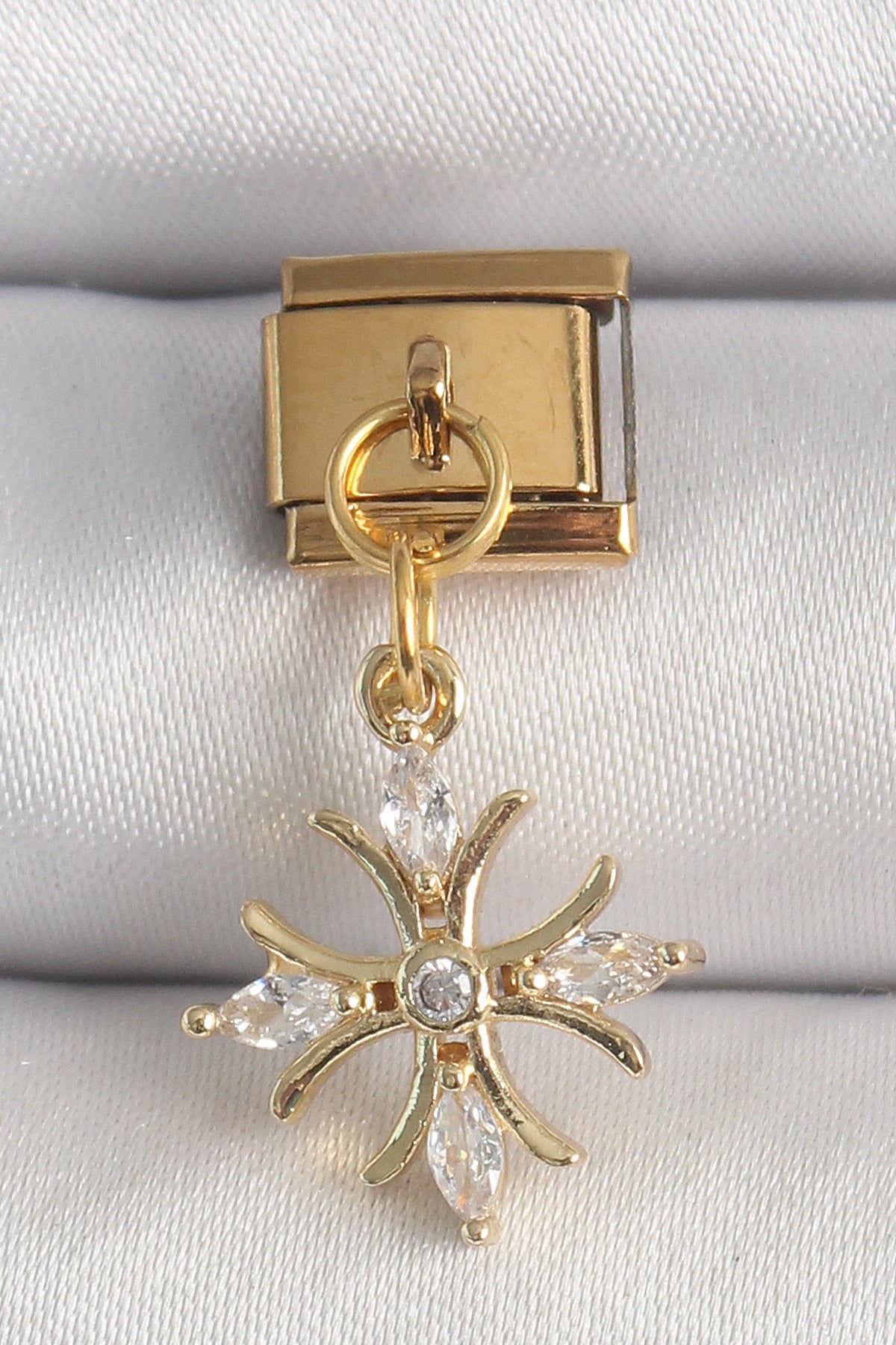 BC1341 - 316L Çelik Gold Renk Sallantı Zirkon Taşlı Kar Tanesi Model Nomination Charm