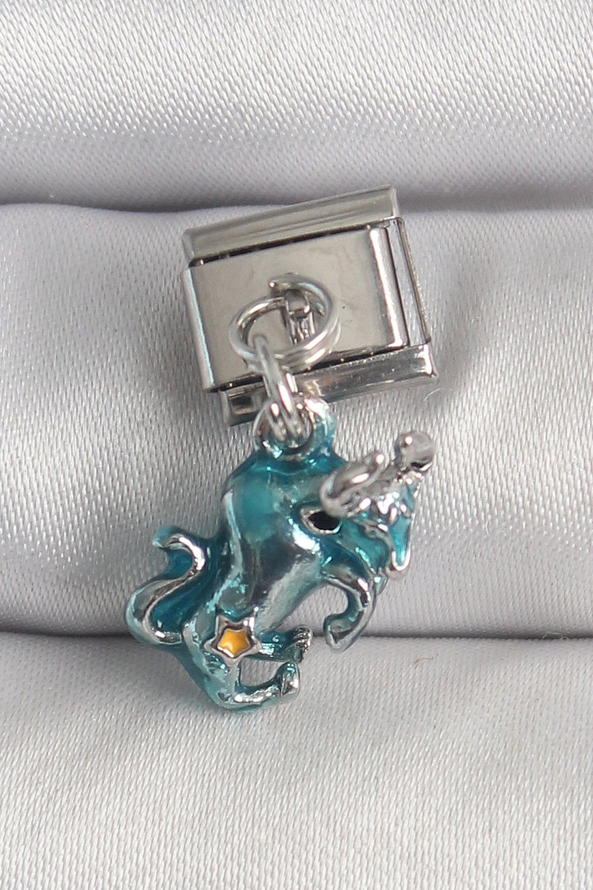 BC1378 - 316L Çelik Gümüş Renk Sallantı Mavi Boğa Model Nomination Charm