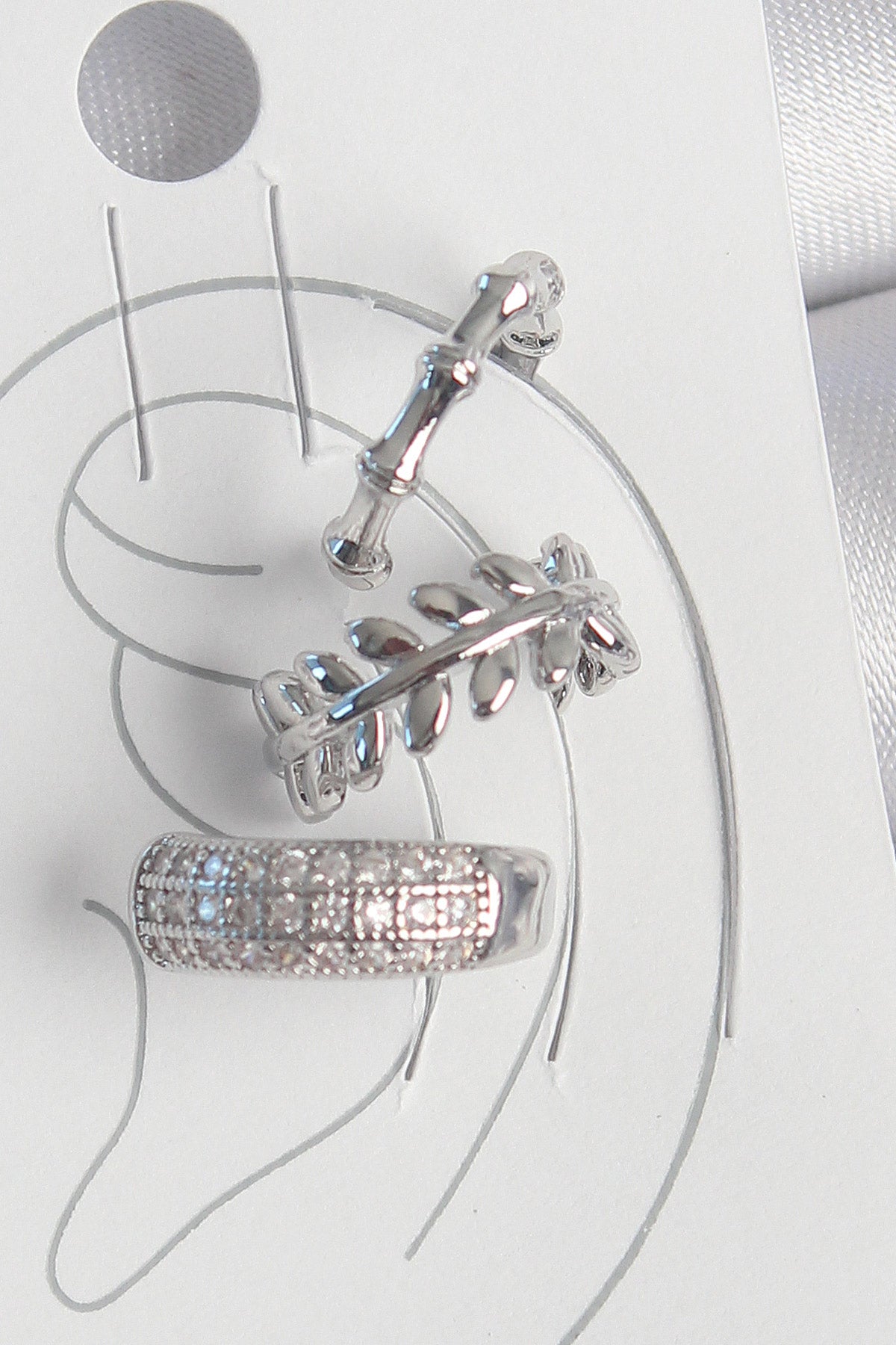BKP10564 - Pirinç Gümüş Renk Zirkon Taşlı 3'Lü Model Yaprak Figür Kadın Kıkırdak Küpe