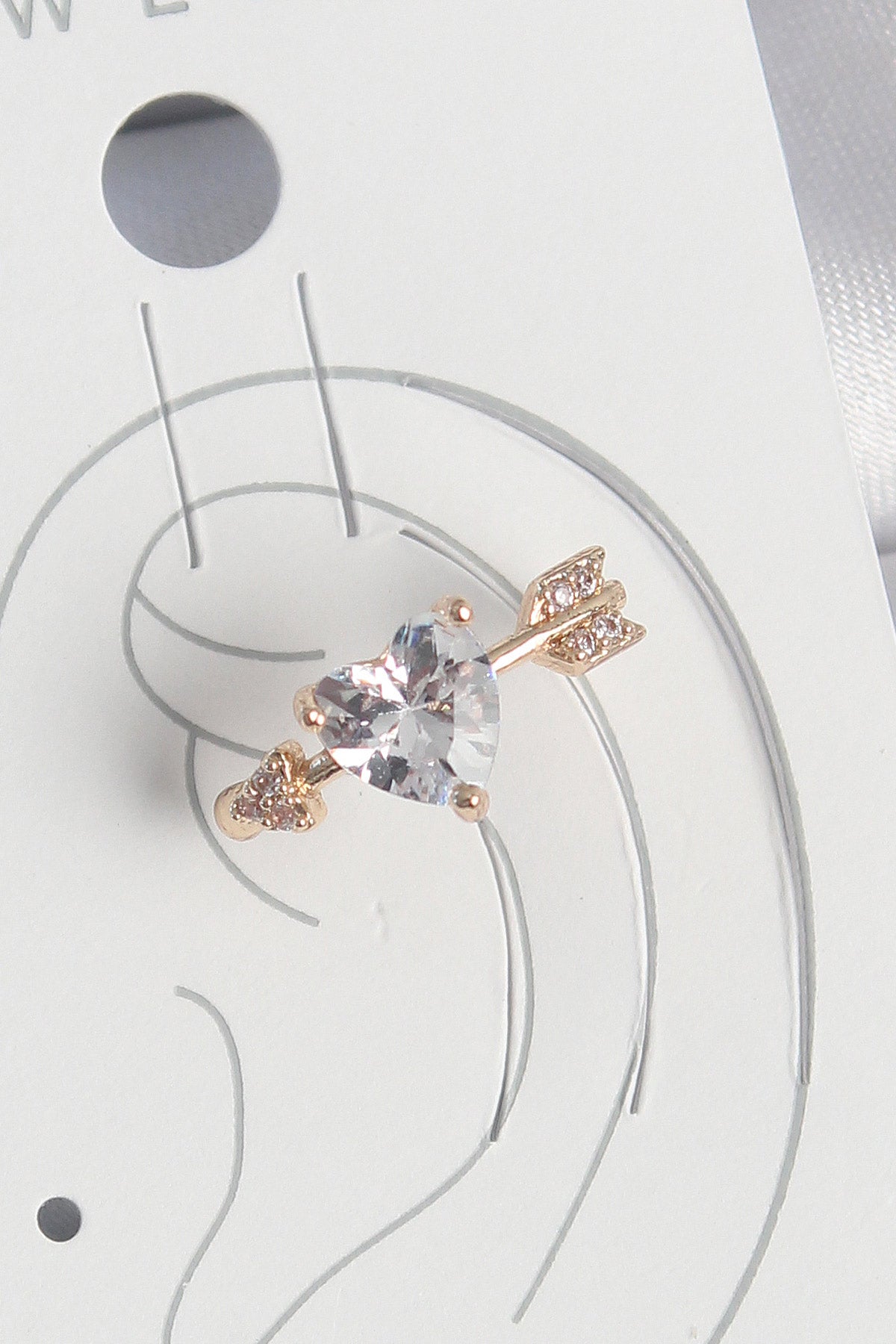 BKP10576 - Pirinç Gold Renk Zirkon Taşlı Kalp Ok Model Kadın Kıkırdak Küpe