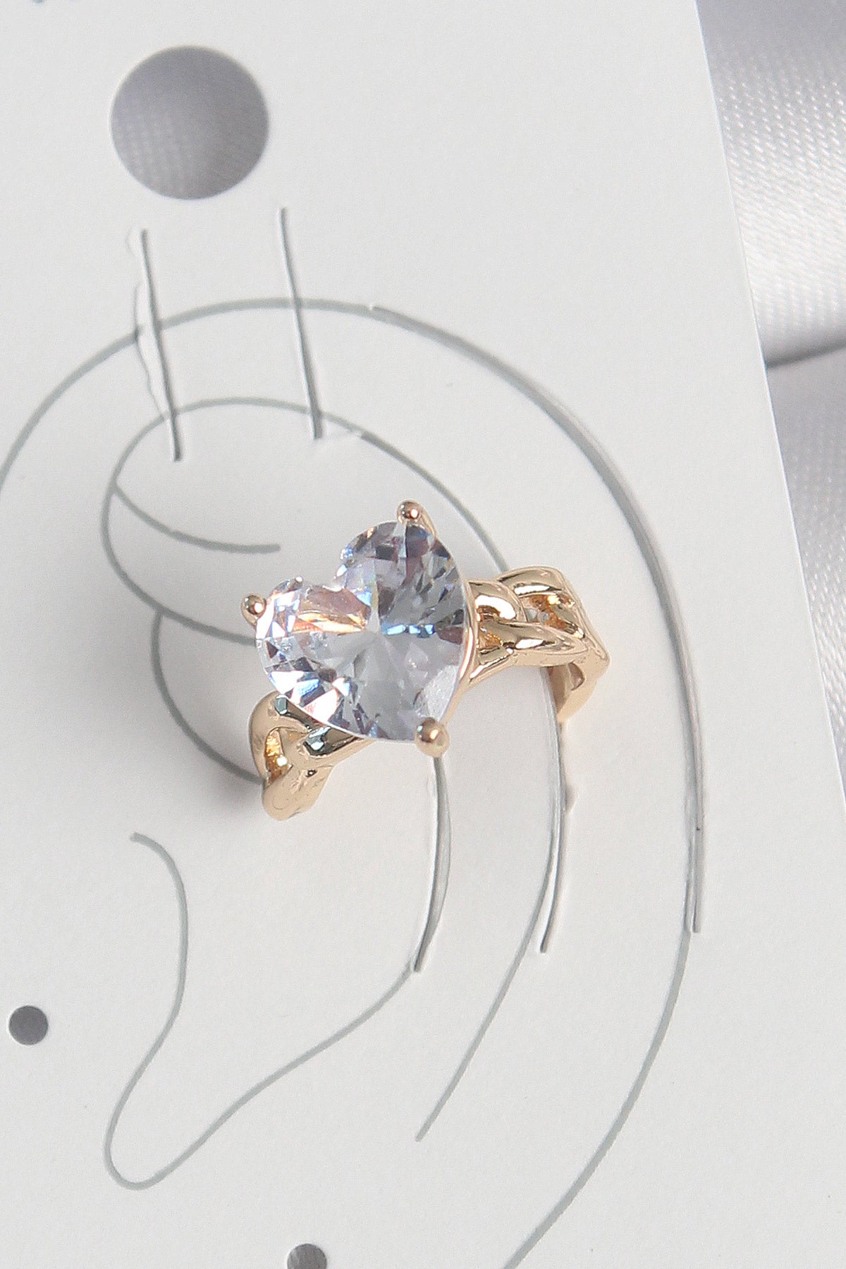 BKP10578 - Pirinç Gold Renk Zirkon Taşlı Kalp Model Kadın Kıkırdak Küpe