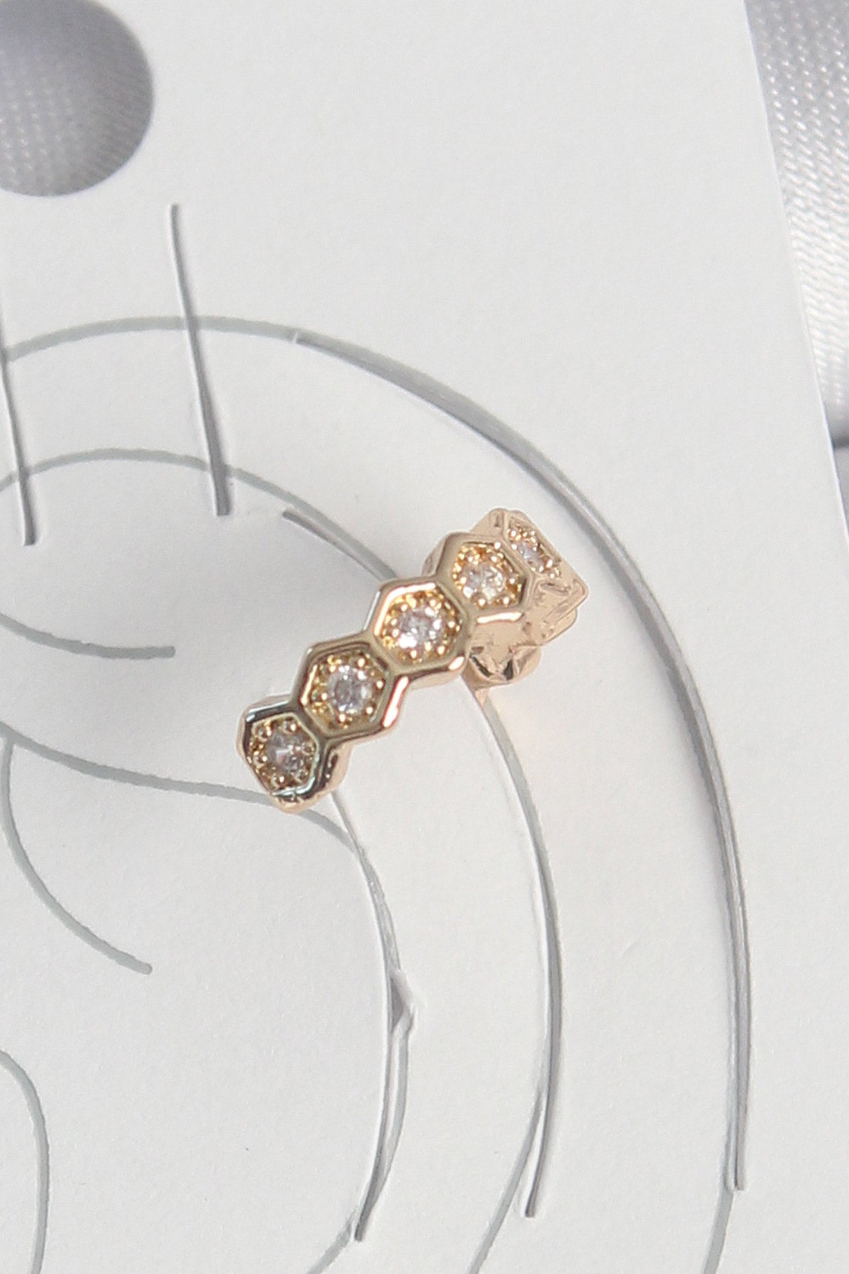 BKP10582 - Pirinç Gold Renk Zirkon Taşlı Bal Peteği Model Kadın Kıkırdak Küpe