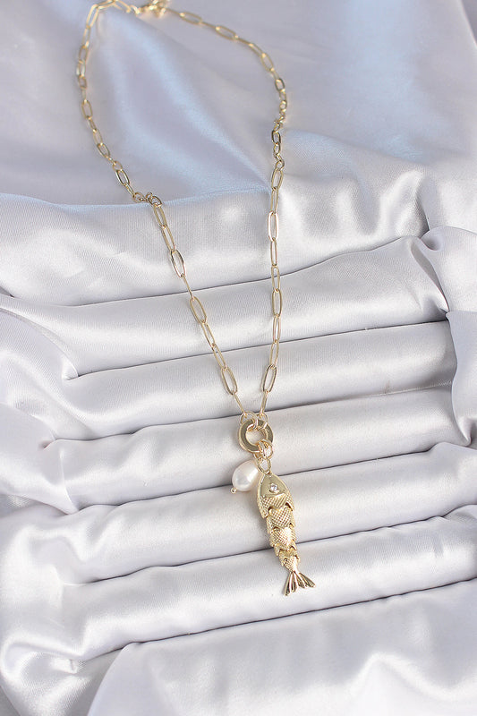 BKO10214 - İnci Detaylı Zirkon Taşlı Balık Figürlü Gold Renk Pirinç Kolye