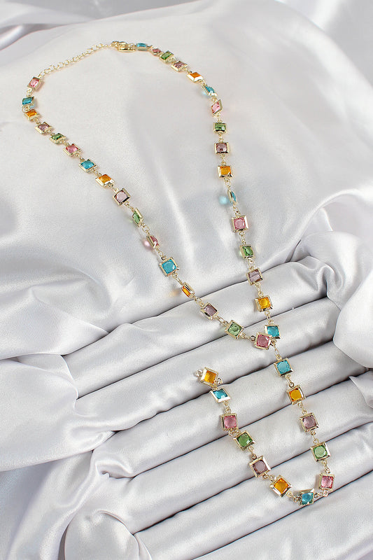 BKO10253 - Pirinç Asorti Kare Model Gold Renk Zirkon Taşlı Y Kolye