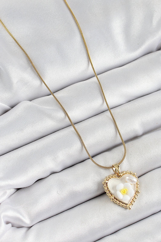 BKO10270 - 316L Çelik Zincir Beyaz Sanatsal Portre İnci Detaylı Papatya Figürlü Kalp Model Gold Renk Kadın Kolye