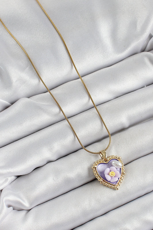 BKO10272 - 316L Çelik Zincir Mor Sanatsal Portre İnci Detaylı Papatya Figürlü Kalp Model Gold Renk Kadın Kolye