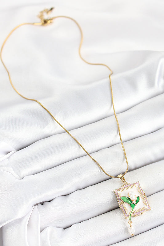 BKO10308 - 316L Çelik Zincir Beyaz Sanatsal Portre Sallantılı İnci Detaylı Lale Model Gold Renk Kadın Kolye