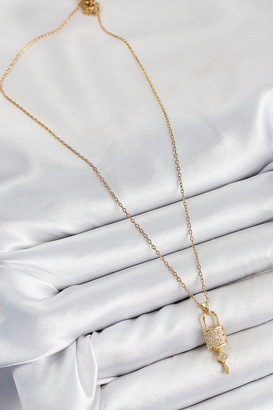 BKO10353 - 316L Çelik Zirkon Taşlı Kilit Ve Sallantılı Anahtar Model Gold Renk Kadın Kolye