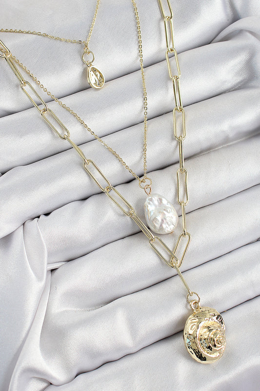 BKO10370 - Pirinç Çoklu Zincirli İncili Deniz Kabuğu Model Gold Renk Kadın Kolye