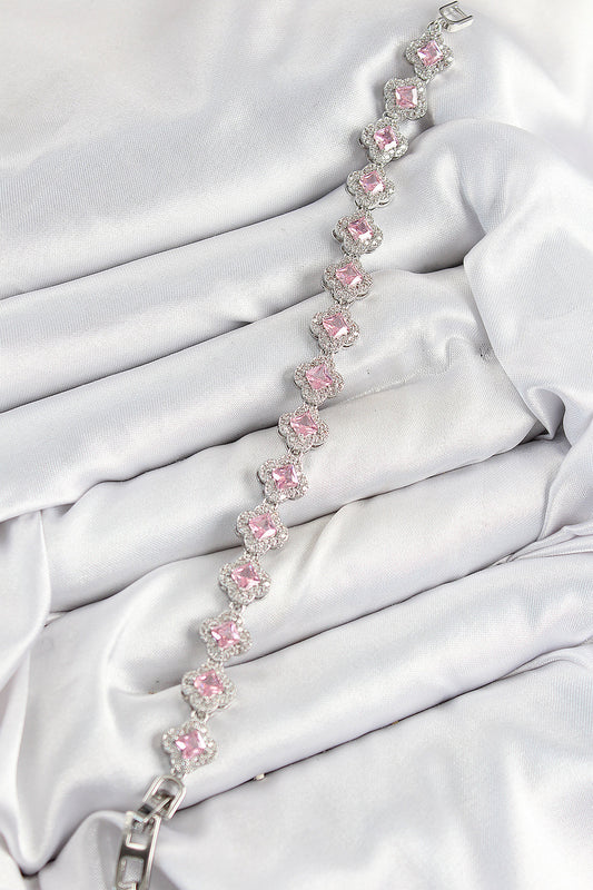 BB7505 - Pirinç Zirkon Taşlı Pembe Yonca Baget Model Gümüş Renk VIP Seri Kadın Bileklik