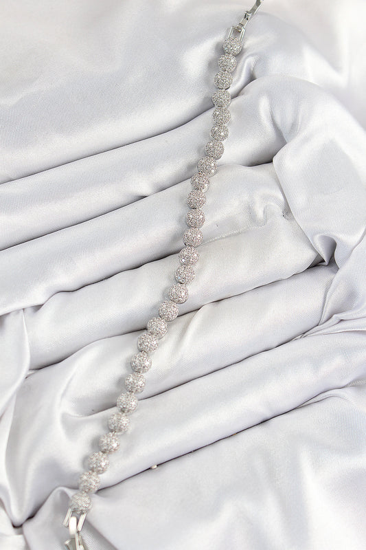 BB7507 - Pirinç Zirkon Taşlı Yarım Topcuk Model Gümüş Renk VIP Seri Kadın Bileklik