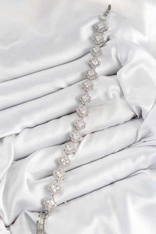 BB7509 - Pirinç Zirkon Taşlı Yonca Baget Model Gümüş Renk VIP Seri Kadın Bileklik