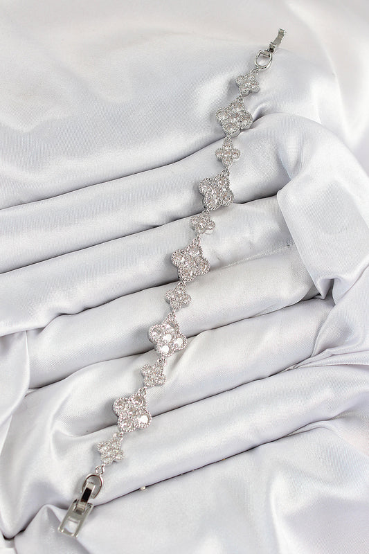 BB7521 - Pirinç Zirkon Taşlı Yonca Model Gümüş Renk VIP Seri Kadın Bileklik