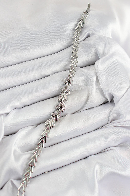 BB7526 - Pirinç Zirkon Taşlı Sıralı Ok Model Gümüş Renk Kadın Bileklik