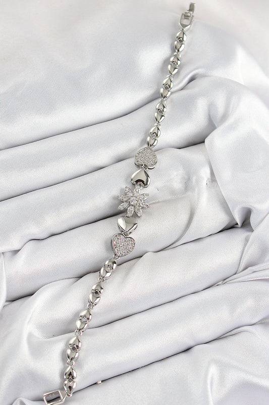 BB7528 - Pirinç Zirkon Taşlı Kalp Detaylı Çiçek Model Gümüş Renk Kadın Bileklik