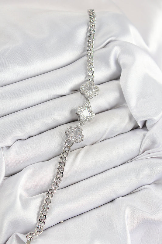 BB7546 - Pirinç Zirkon Taşlı Yonca Model Gümüş Renk Kadın Bileklik