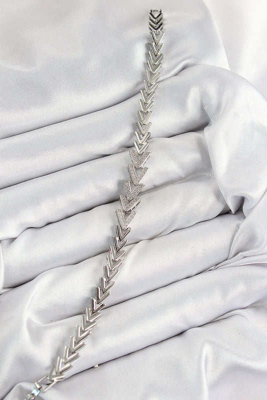 BB7560 - Pirinç Zirkon Taşlı Sıralı Ok Model Gümüş Renk Kadın Bileklik