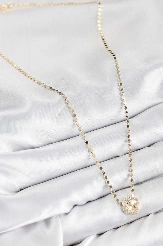 BKO10392 - Pirinç Zirkon Taşlı Yonca Model Ezme Zincir Gold Renk Kadın Kolye